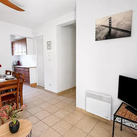 Elegant T3 Avec Terrasse & Piscine Et Parking