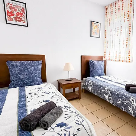 Elegant T3 Avec Terrasse & Piscine Et Parking *